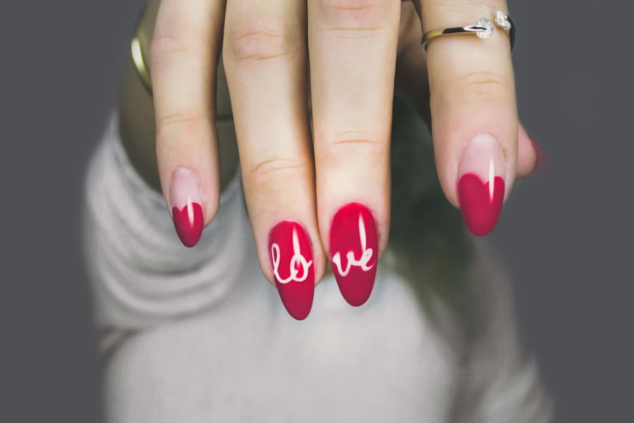 Manicura con detalle floral